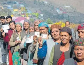  ?? DEEPAK SANSTA/HT ?? People queue up to cast their vote at Theog in Shimla district on Thursday.