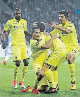  ?? FOTO: AP ?? Bacca celebra junto a sus compañeros el primer gol del partido en el Eden Arena