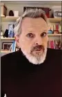  ?? ?? REFERENTES. Miguel Bosé, en España, y Jake Angeli, en Estados Unidos, dos conspiritu­ales.