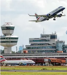 ?? Foto: Jörg Carstensen, dpa ?? Die Berliner lieben ihren feinen, aber kleinen Flughafen Tegel: Ein Volksentsc­heid soll den Standort retten.