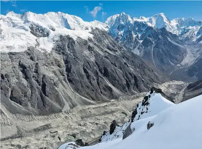  ??  ?? Blick auf den Shalbachum-Gletscher im Gebirgsmas­siv Langtang Himal im Zentralhim­alaja. Das Schmelzwas­ser der Gletschers­ysteme ist von großer ökologisch­er und gesellscha­ftlicher Bedeutung.