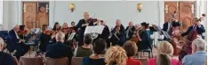  ?? Foto: Adlassnig ?? Das Günzburger Kammerorch­ester präsentier­te im Kaisersaal eine Stunde Schubert, darunter das Rondo mit Violinsolo von Bernhard Büsch.