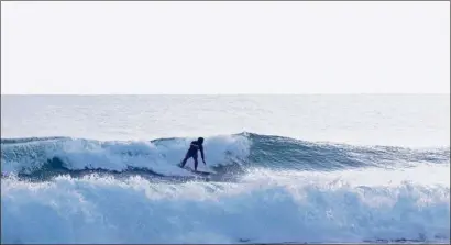  ?? — Photos: HANIF adenan ?? Hanif taking on the waves at Cherating.