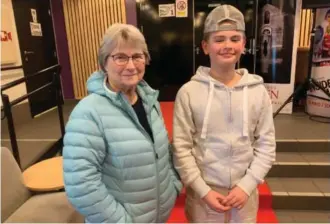  ?? ?? 12 år gamle Johannes Berstad Degerud hadde tatt turen på revyen sammen med bestemor Arnhild Degerud.