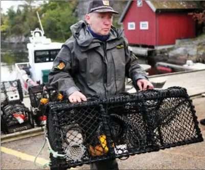  ?? FOTO: PETTER EMIL WIKØREN, LINDESNES ?? Miljøkoord­inator i politiet, Thorvild Selås med et av beslagene under politi og naturoppsy­nets aksjon i Søgne i fjor.