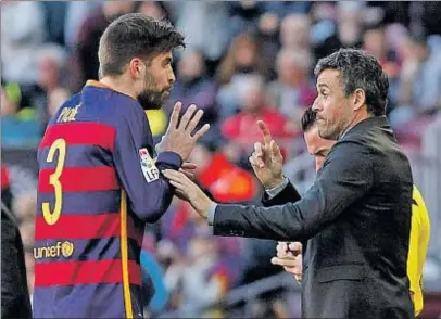  ?? MARTA PÉREZ / EFE ?? Luis Enrique da instruccio­nes a Gerard Piqué en el duelo ante el Granada