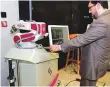  ?? Atiq Ur Rehman/Gulf News ?? Anas Al Aswad shows how the robotic assistant for spine surgeries works.