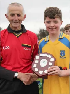  ??  ?? Referee Bob Treacy presenting the shield to Mark Doyle.