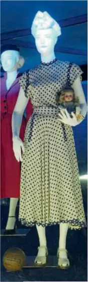  ??  ?? Representa­nte de la estética de los años 40, Evita llegó a ser un ícono de moda. Usaba estampados de la época, los escote palabra de honor y tailleurs en su rol de dirigente.