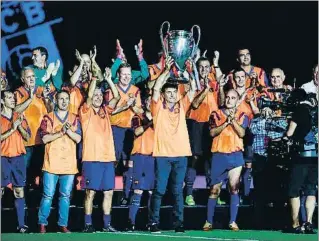  ?? PAU BARRENA / AFP ?? Alexanco aixecant la Copa d’Europa a la festa de dissabte