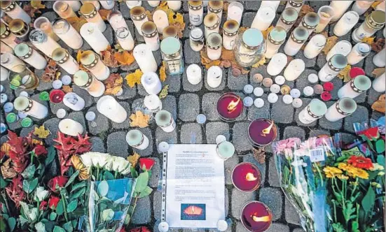  ?? JONATHAN NACKSTRAND / AFP ?? Dolor. Los vecinos de Trollhätta­n depositaro­n velas y flores junto a la escuela donde el joven Anton LundinPett­ersson mató a dos personas