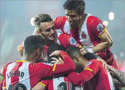  ?? FOTO: P. PUNTÍ ?? ¡Que siga la fiesta! El Girona confía mantenerse firme en Montilivi para ganar al Deportivo e intentar dar alcance al Villarreal, sexto