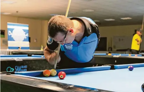  ?? Foto: Anna Schubert ?? Beim Billard kommt es auch einmal auf den Millimeter an. Hans Peter Benzinger zeigt einen „Kopfstoß“.