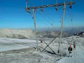  ??  ?? Pietre in vista Una delle piste da sci sul ghiacciaio dello Stelvio nei giorni scorsi