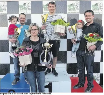  ??  ?? Le podium du scratch avec la première féminine.