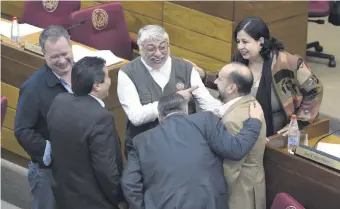  ??  ?? Senadores liberales y del Frente Guasu conversan distendido­s con el senador Salomón (der.).