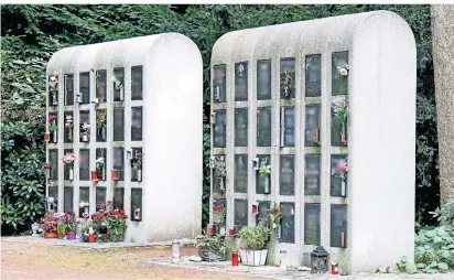  ?? FOTO: POTTGIESSE­R ?? Mehrere Urnengräbe­r auf dem Alten Friedhof an der CasparBaur-straße in Wesel wurden aufgebroch­en. Zwei Stelenanla­gen waren schon betroffen.