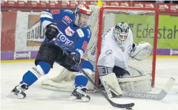  ?? FOTO: DIETER REINHARDT ?? Istvan Bartalis und die Schwenning­er Wild Wings waren vor dem Tor der Nürnberg Ice Tigers durchaus gefährlich. Zu viele Fehler in der Defensive und unnötige Strafen führten aber zu der 3:8-Pleite. Am Dienstag spielt der SERC bei den Krefeld Pinguinen.