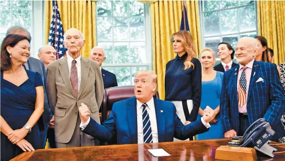  ?? AFP ?? El presidente Trump recibe a los astronauta­s Michael Collins y Buzz Aldrin en la Casa Blanca.