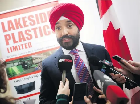  ?? DAX MELMER ?? Federal Minister of Innovation, Science and Economic Developmen­t Navdeep Bains says a $1.1 million grant to Tecumseh’s Lakeside Plastics “is about jobs, jobs, jobs.” The company says the money will be used to create new positions and also to recall...