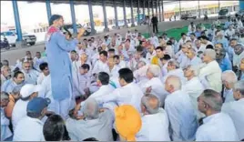  ?? MANOJ DHAKA/HT ?? Swaraj India president Yogendra Yadav addressing the Mahapancha­yat held at Kosli in Rewari district on Friday.