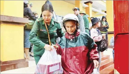  ?? ?? Thiếu tá, nhà văn Phạm Vân Anh trong chuyến tặng quà cứu trợ đồng bào bão lụt tại Quảng Trị năm 2020.