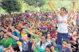  ??  ?? Staff nurses of Post Graduate Institute of Medical Sciences protesting at Vijay Park in Rohtak on Wednesday. MANOJ DHAKA/HT