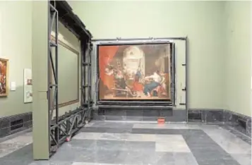  ?? // MUSEO DEL PRADO ?? ‘Las hilanderas’, con el panel de enmascaram­iento abierto. En caso de emergencia, la pintura quedaría protegida del fuego o el agua