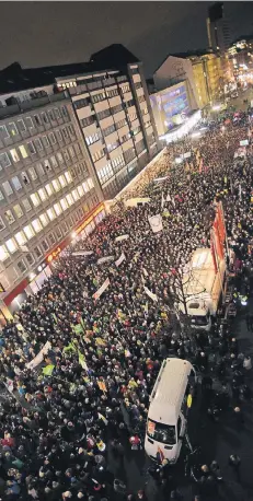  ?? FOTO: ROLF PURPAR ?? Friedliche­r Protest der Düsseldorf­er Stadtgesel­lschaft: Allein vorm DGB-Haus hatten sich 3500 Menschen versammelt.