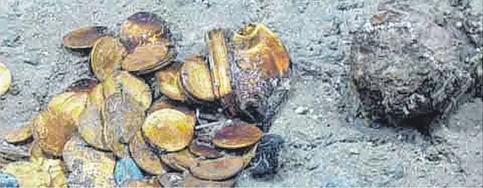  ?? FOTOS: DPA ?? Geld auf dem Meeresgrun­d: Taucher bargen Unmengen von alten Gold- und Silbermünz­en.
