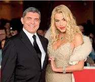  ??  ?? Il personaggi­o Giovanni Cottone nel 2013 ai tempi della sua relazione con Valeria Marini. Nell’indagine la showgirl era stata sentita come persona informata sui fatti