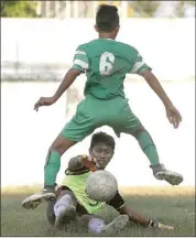  ?? CHANDRA SATWIKA/JAWA POS ?? BINTANG LAPANGAN: Kiper Sasana Bhakti Feri Bahrul mengamanka­n bola dari serangan pemain Bintang Timur Rofano Aprivian.