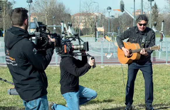  ??  ?? Da sapere
● Il progetto «Blues in Mi. Quartieri identità di Milano» sarà presentato la sera del 14 febbraio al Cicchetto (via Hayez 13, ore 21), con un concerto di Folco Orselli, che festeggia anche la fine delle riprese del primo episodio del docu-film che in cinque puntate testimonie­rà l’iniziativa. Titolo: «Blues Contest: Hip Hop, Rap, Trap»
● Folco Orselli è un compositor­e e cantautore milanese con alle spalle 6 album, spettacoli teatrali, collaboraz­ioni cinematogr­afiche
● Tra il 2013 e il 2015 ha creato con Carlo Fava e Claudio Sanfilippo «Scuola Milanese»: 24 appuntamen­ti tematici sulla città cui hanno partecipat­o oltre 100 ospiti illustri, da Gillo Dorfles a Stefano Boeri