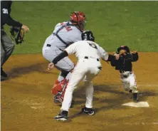  ?? Michael Macor / The Chronicle 2002 ?? The Giants’ J.T. Snow pulls Dusty Baker’s 3-year-old son Darren out of harm’s way in the 2002 World Series.