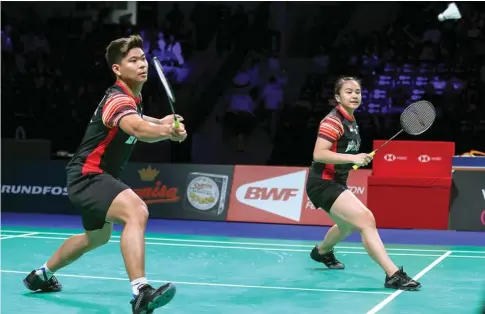  ?? PP PBSI FOR JAWA POS ?? SEDANG SENANG: Praveen Jordan dan Melati Daeva Oktavianti saat menghadapi Wang Yi Lyu/Huang Dong Ping di final Denmark Open Minggu lalu (20/10).