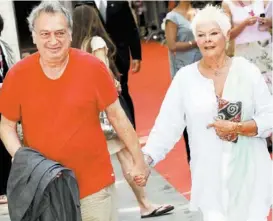  ??  ?? El cineasta llevó de la mano a Judi Dench, protagonis­ta de la cinta.