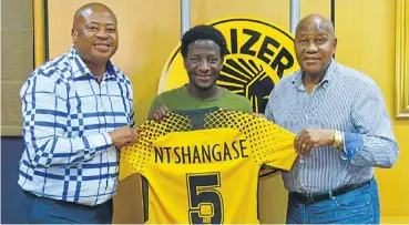  ?? Picture: Kaizer Chiefs website ?? Kaizer Chiefs football manager Bobby Motaung and club supremo Kaizer Motaung welcome new recruit Siphelele Ntshangase, who they hope will become the creative spark in midfield that the side has lacked.