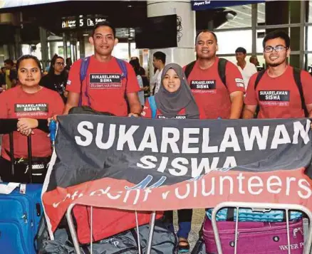  ?? [FOTO FARIZ ISWADI ISMAIL/BH] ?? Peserta Misi Sukarelawa­n Siswa YSS ke Perancis di bawah Projek ‘Kitchen in Calais’ selamat tiba di KLIA, semalam.