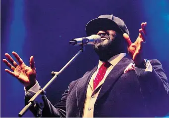  ?? Gregory Porter na pódiu působí, jako by byl zcela ponořen do tónů. FOTO TOMÁŠ S. POLÍVKA ?? Oddaný hudbě.