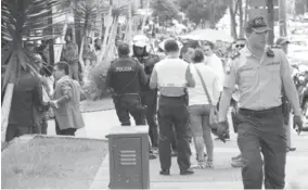  ??  ?? ASALTO. El hoy difunto agonizó sobre una banca frente a la entidad financiera.