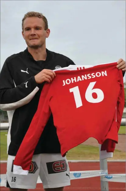  ?? ANJA KUUSISTO ?? PENSIONERA­T TRÖJNUMMER. Bilden från år 2010 då Jonatan Johansson hälsade på Piffens juniorer. Johanssons gamla spelnummer 16 används inte längre i PIF.