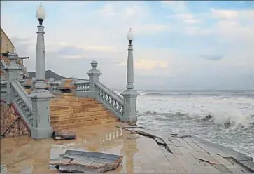  ?? CARLES CASTRO / GARRAF NEWS MEDIA ?? El mar destrozó una de las postales icónicas de la localidad de Sitges