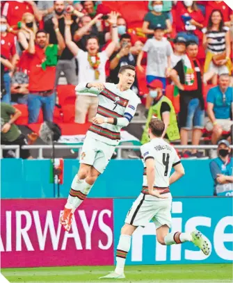  ??  ?? Cristiano celebró su doblete ante un estadio repleto, como en los viejos tiempos.