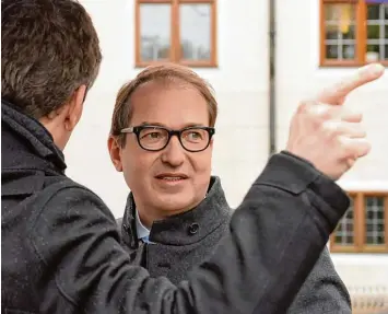  ?? Foto: Jörg Carstensen, dpa ?? CSU Lautsprech­er Alexander Dobrindt gestern während der Klausur in Kloster Seeon.