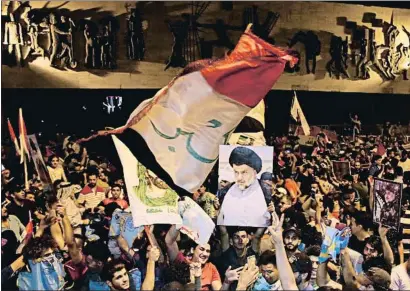  ?? KARIM KADIM / AP ?? Los seguidores del clérigo chií se echaron a la calle en Bagdad para celebrar los resultados