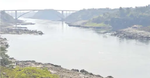  ??  ?? El río Paraná está con niveles muy bajos, impidiendo la salida de envíos de granos y otros, por el Paraná hacia Confluenci­a.