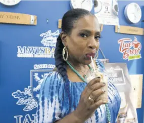  ?? (Photos: Karl Mclarty) ?? Hollywood A-lister Sheryl Lee Ralph takes a sip of her Jablum Mocha Chiller.