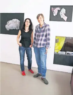  ?? RP-FOTO: DAVID YOUNG ?? Ulrike Kessl (li.) zeigt ihre Arbeiten auch im Projektrau­m der Heerdter Künstlerin Nele Waldert. Besucher können sie am 16. Oktober dort treffen.