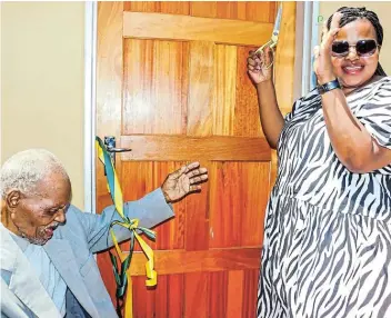  ?? PICTURE:SUPPLIED ?? BRAND NEW: Ntabankulu grandfathe­r Mthezelwa Kafu, 100, was among 14 families who received RDP homes from human settlement­s MEC Siphokazi Lusithi on Thursday.
