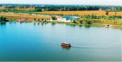  ?? ?? A lake in Qapqal Xibe Autonomous County, Xinjiang Uygur Autonomous Region